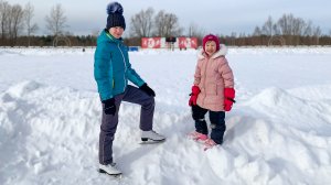 КАТАЕМСЯ НА КОНЬКАХ / ВЛОГ / Настя и Вика / Детский канал