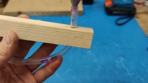 Полезная самоделка из куска рейки и силиконового шланга