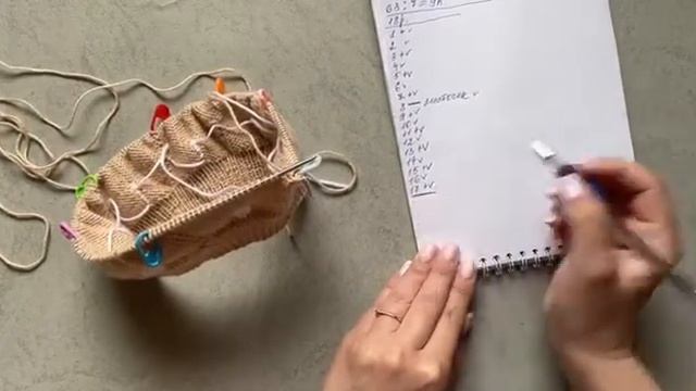 Берет вязанный, детскй, с вязанным подкладом. Красивый и простой детский берет с листочками.
