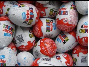 ШОКОЛАДНЫЕ ЯЙЦА. Распаковка шоколадных яиц. Маша и медведь. Странные игрушки их шоколадных яиц.