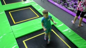 Дети прыгают на БАТУТЕ и играют в ПРЯТКИ в детском игровом батутном центре! Roma family vlog