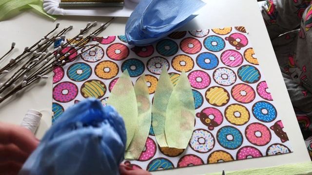 ???ТЮЛЬПАНЫ ИЗ ГОФРИРОВАННОЙ БУМАГИ / КРУТАЯ ИДЕЯ ПОДАРКА НА ЛЮБОЙ ПРАЗДНИК. смотреть онлайн