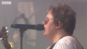 Lewis Capaldi - Hold Me While You Wait (Glastonbury 2019)
