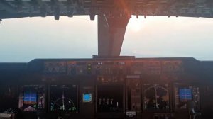 Вид из кабины самолета Boeing 747 Взлет лайнера из Мехико Мексика. Красивый вид из кабины самолета