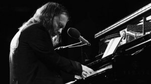 Just Thom Yorke live solo playing piano
Том Йорк играет на пианино