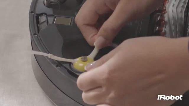 Как чистить боковую щетку Roomba 880? смотреть онлайн
