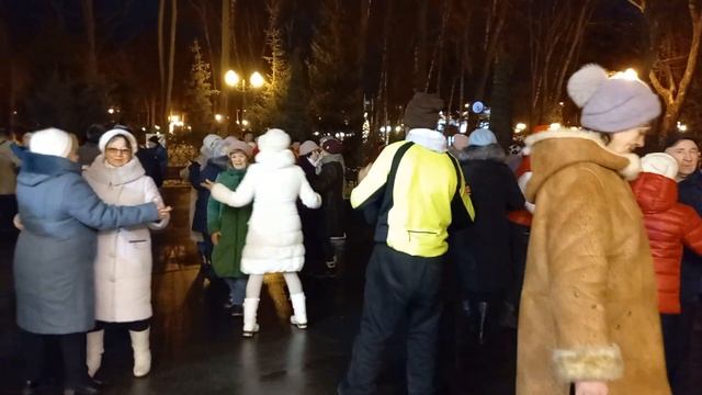 Харьков, танцы в парке,"Красивая любовь... " смотреть онлайн