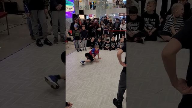 break dance battle. Баттл брейк-данс продолжается.