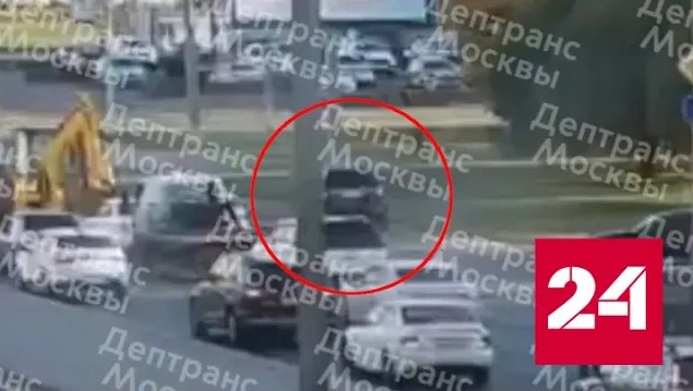 Камера сняла момент наезда на пешеходом в Москве - Россия 24 