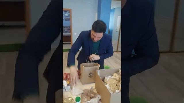 #помощьбабушкам #Волонтёр формирует продуктовые наборы для нуждающихся. Спасибо вам всем
