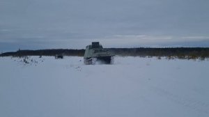 ГТТ тащит клин по болоту на месторождения.