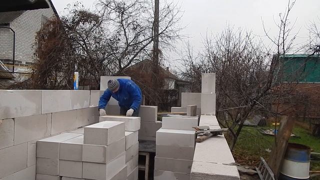 СУХАЯ СМЕСЬ ДЛЯ ГАЗОБЕТОНА БОЛЬШЕ НЕ НУЖЕНА!! КЛЕЕМ ГАЗОБЕТОН НА ПЕНУ.. смотреть онлайн