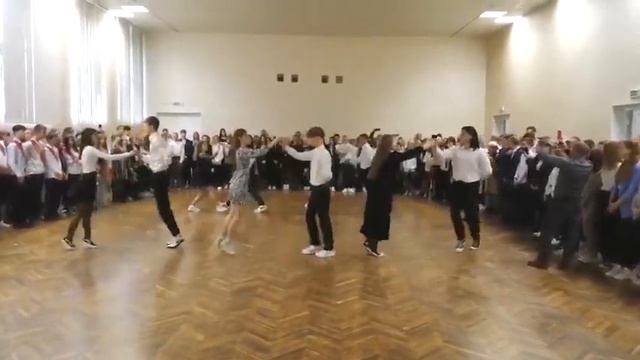 Танец выпускников средней школы №3 г. Солигорска смотреть онлайн