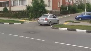 Разворот с прилегающей территории слевой стороны