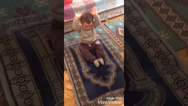 Годовалый мальчик молиться-bir yasinda oglan dua edir смотреть онлайн