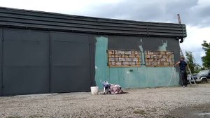 Безвоздушная покраска фасада здания с помощью краскопульта и окрасочного аппарата