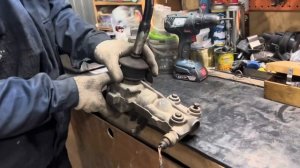 Ремонт рычага КПП Мерседес Т1. Снимаем кулису. Лечим Беляша.