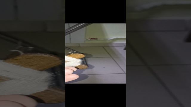 Очередная намотка нитки при прядение на Турецкое веретено.