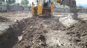 JCB 4 cx копает фундамент