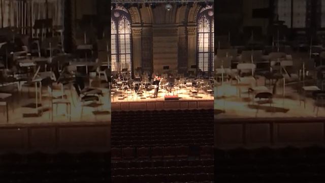 Скрипач играет в пустом зале 🎻 Violinist plays in an empty hall