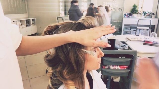 Греческая коса. Работа с накладными волосами и валиками смотреть онлайн