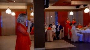 Сестра поет сестре на свадьбе