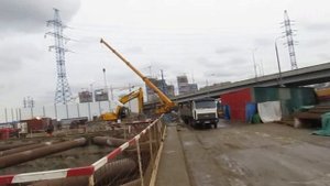 Автокран Liebherr LTM 1045 поднимает груз. Работа автокрана 45 тонн