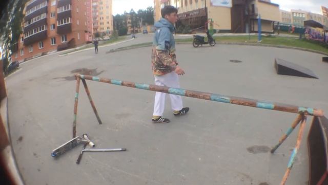 Очень жёсткое падение на самокате!!! смотреть онлайн