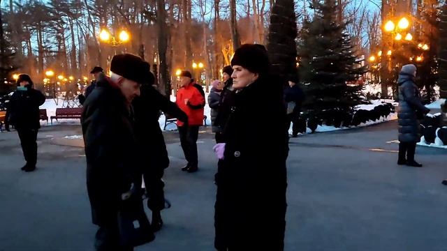 ПРИНОСИЛ ТЫ МНЕ БУКЕТЫ АЛЫХ РОЗ!???/ТАНЦЫ В ПАРКЕ ГОРЬКОГО ХАРЬКОВ ФЕВРАЛЬ 2022 смотреть онлайн