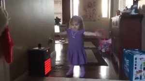 Пухленькая девочка артистично танцует