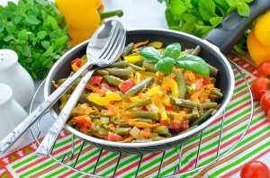 КАК ПРИГОТОВИТЬ СТРУЧКОВУЮ ФАСОЛЬ С ОВОЩАМИ НА СКОВОРОДЕ