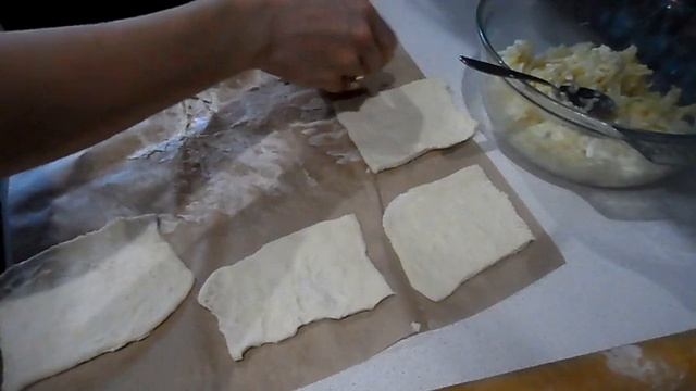 ВСЕГО 4 ИНГРЕДИЕНТА, КОНВЕРТИКИ С СЫРНОЙ НАЧИНКОЙ ИЗ СЛОЕНОГО ТЕСТА || БЫСТРАЯ ВЫПЕЧКА смотреть онлайн