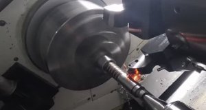 Протачиваю калёные детали на оправке.