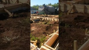 Сделали опалубку выравнимаем по гидроуровню