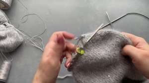 Шапка из пушистой пряжи. Пух норки с пайетками