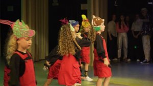 Школа эстрадного вокала ""МОДНО"
Группа 2МОДНИЦЫ" 6=7 лет
cover Оля Ковальская  "Красная шапочка"