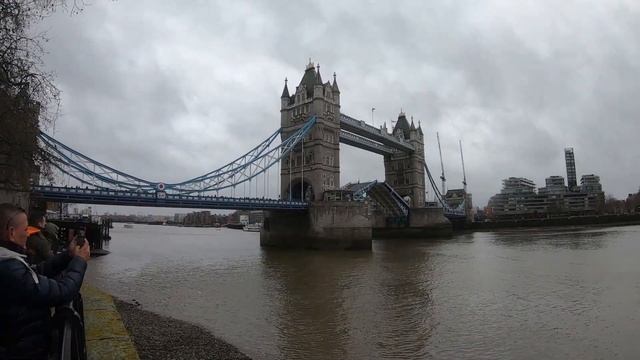 Londra'da Tower Bridge gittim köprü açıldı!!! смотреть онлайн