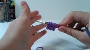 Сидячая 3D собака из резинок