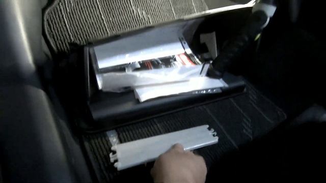 Замена салонного фильтра на Toyota Prius PHV 52 смотреть онлайн