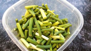 Кабачковое рагу с чесночными стрелками на сковороде