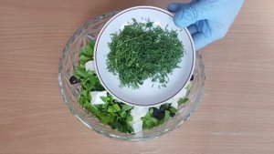 САЛАТ  ИЗ САЛАТНЫХ  ЛИСТЬЕВ  С  БРЫНЗОЙ В  СОУСЕ--КАК  СДЕЛАТЬ.