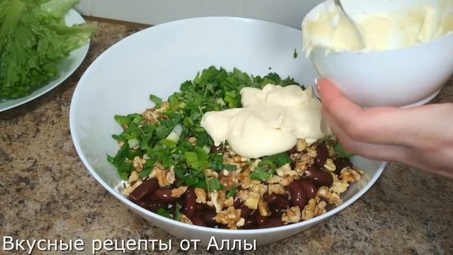 Сочный и очень вкусный салат на новый год! Этот вкуснота украсит любой праздничный стол! смотреть онлайн