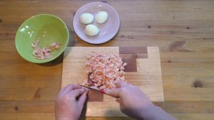 Салат с креветками и рисом
