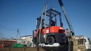 погрузка японского вилочного погрузчика NISSAN с помощью манипулятора на плотформу