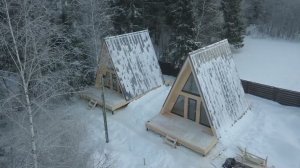 Обзор двух стильных А-фрейм домов с панорамным остеклением 6×6 м² в КП «Ольшаны»