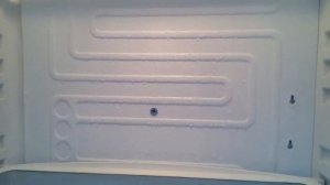 Установили испаритель внутри холодильной камеры.