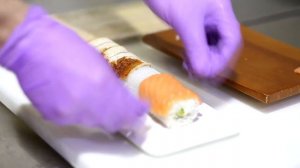 обжигаем ролл газовой горелкой