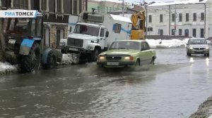 Вода из прорвавшейся трубы залила часть переулка Батенькова