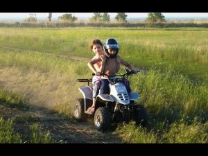 Куда смотрят родители? Можно детям передвигаться на квадроцикле по дорогам общего пользования