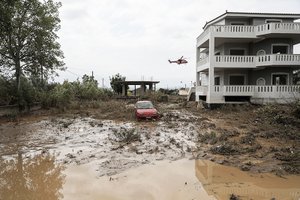 Машины уносило в море: видео масштабного наводнения на острове Крит / События на ТВЦ